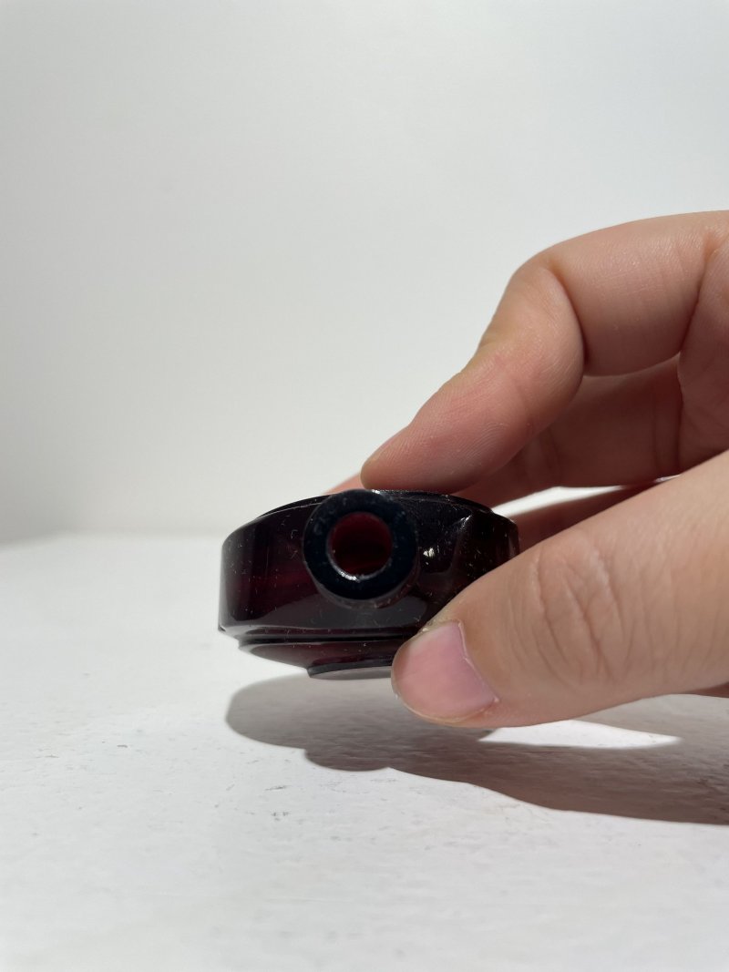 十九/二十世紀 寶石紅、藍玻璃鼻煙壺二件 | A RUBY-RED AND A BLUE GLASS SNUFF BOTTLES - 图4