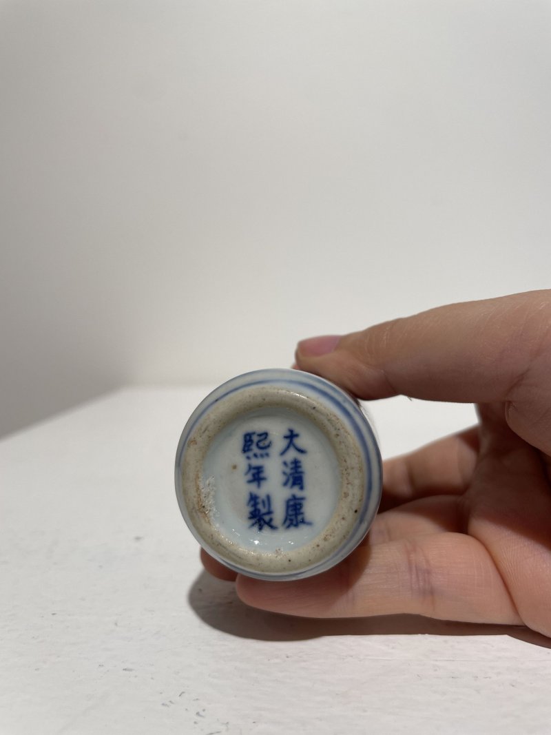 二十世紀中期 青花釉裏紅海水雲龍紋鼻煙壺二件 ⌈大清康熙年製⌋、⌈大清乾隆年製⌋青花楷書款 | TWO UNDERGLAZE-BLUE AND COPPER-RED SNUFF BOTTLES - 图9