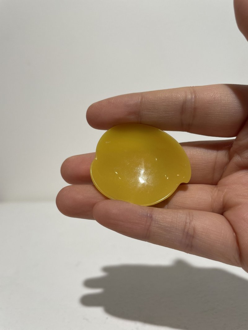 民國 雞油黃玻璃蓮瓣紋、「代代封侯」鼻煙壺二件及鼻煙碟二件 | TWO YELLOW GLASS SNUFF BOTTLES AND TWO SNUFF DISHES - 图25
