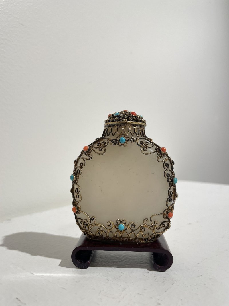 （玉）十八/十九世紀 白玉累絲鑲珊瑚綠松石珊瑚鼻煙壺 | AN INLAID FILIGREE-MOUNTED WHITE JADE SNUFF BOTTLE - 图8