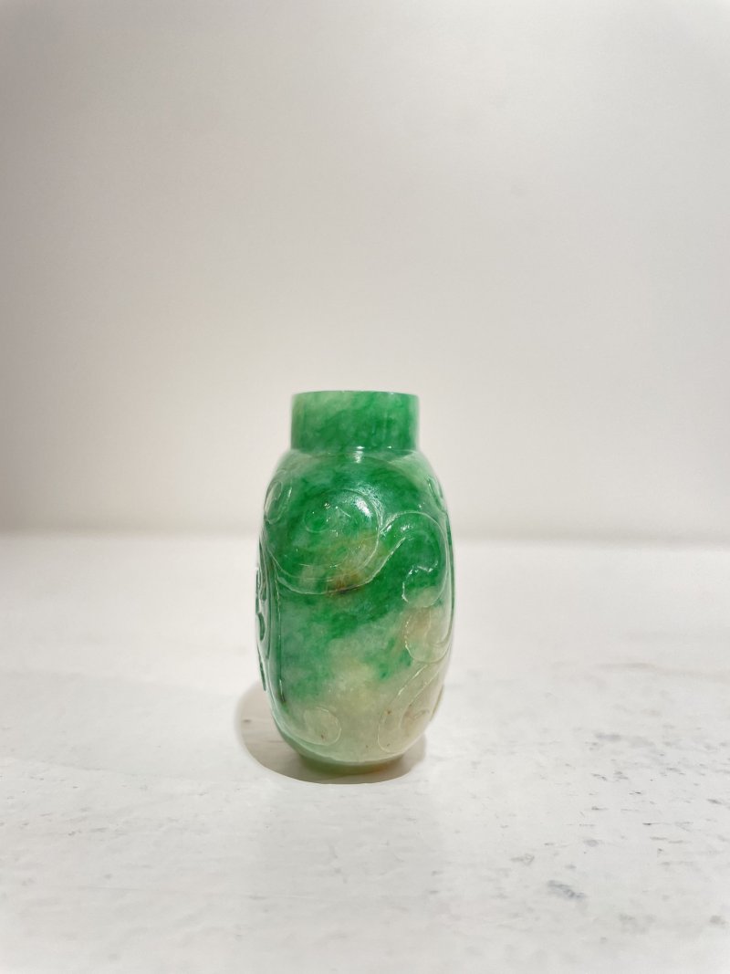 十九世紀 翡翠龍紋鼻煙壺、珊瑚蓋 | AN APPLE-GREEN AND WHITE JADEITE 'DRAGON' SNUFF BOTTLE - 图15