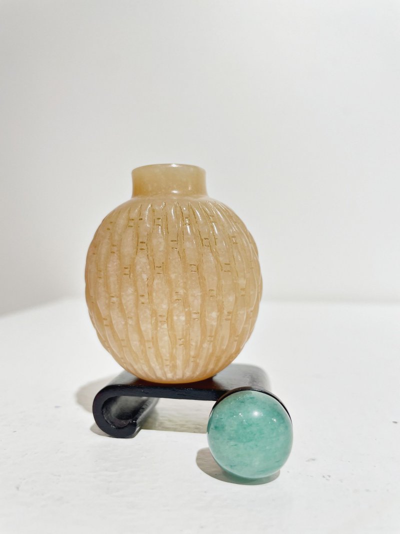 十九/二十世紀 黃玉竹簍紋鼻煙壺、翡翠蓋 | A YELLOW JADE 'WOVEN BASKET' SNUFF BOTTLE - 图21