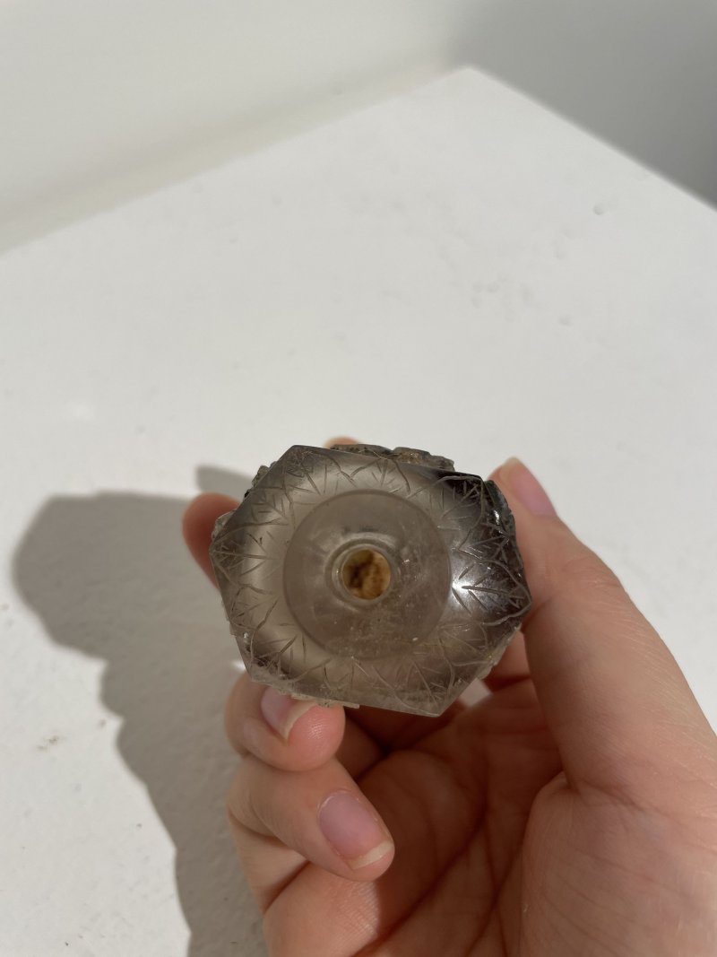 晚清至民國 煙晶六棱巧色花鳥紋鼻煙壺、珊瑚鑲（或）米珠蓋 | A HEXAGONAL SMOKY QUARTZ 'BIRDS AND LANDSCAPES' SNUFF BOTTLE - 图23