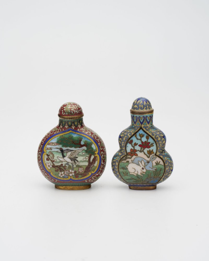 二十世紀 銅胎琺琅⌈松鶴延年⌋、⌈雙兔⌋鼻煙壺二件 | TWO CLOISONNÉ SNUFF BOTTLES - 图5