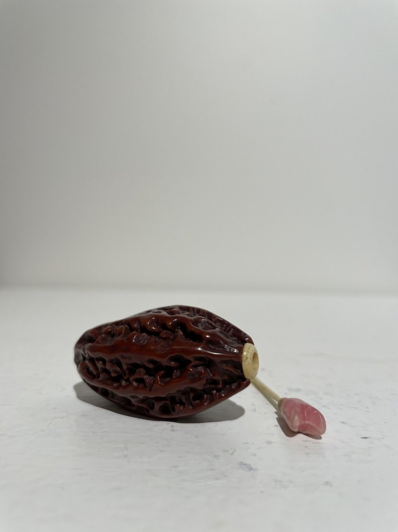十九世紀 根珀、核桃鼻煙壺二件 | A ROOT AMBER AND A LACQUERED WALNUT SNUFF BOTTLE - 图7