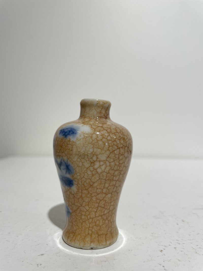 十九/二十世紀 青花⌈二甲傳臚⌋小梅瓶、豆青釉抱月瓶式鼻煙壺二件及鼻煙碟一件 （碟）⌈玩玉⌋青花楷書款 | TWO CERAMIC SNUFF BOTTLES AND A SNUFF DISH - 图15