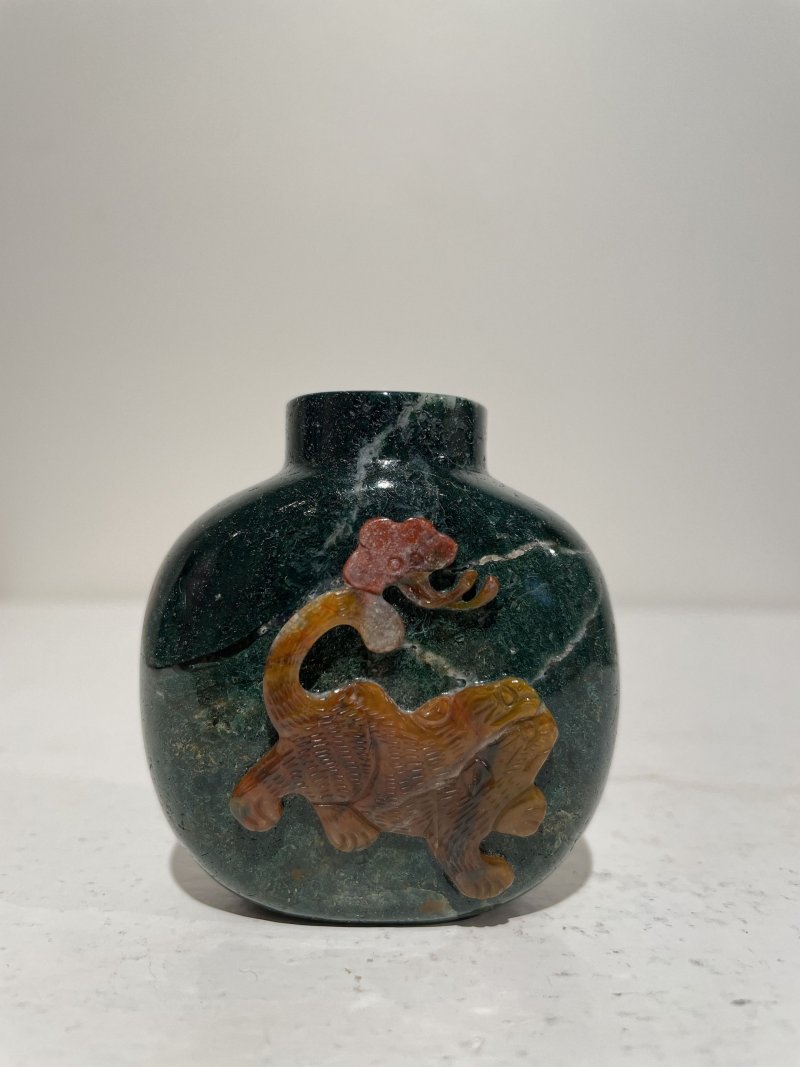 十九/二十世紀 羊肝瑪瑙耄耋紋、水藻瑪瑙鼻煙壺二件 | A JASPER 'CAT AND BUTTERFLY' AND A MOSS AGATE SNUFF BOTTLE - 图38