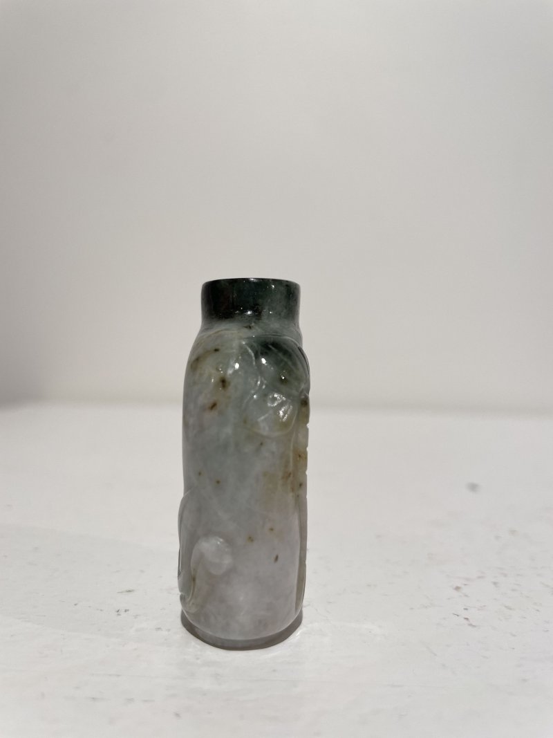 十九/二十世紀 碧玉⌈瓜瓞⌋、翡翠巧雕⌈連年有餘⌋、虎眼石⌈佛手⌋鼻煙壺三件 | A SPINACH JADE 'MELON', A JADEITE 'LOTUS' AND A TIGER'S EYE 'FINGER CITRON' SNUFF BOTTLES - 图49