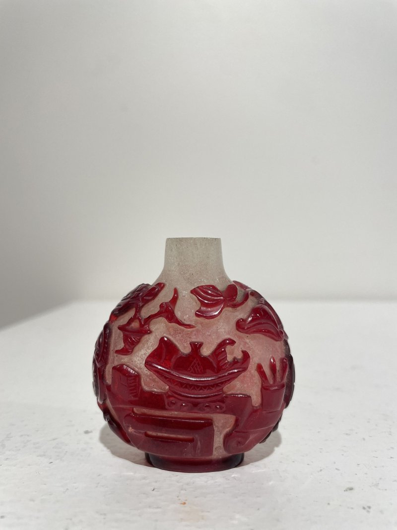 十九世紀 霏雪地套紅玻璃博古紋鼻煙壺 | A RED OVERLAY GLASS 'ANTIQUITY' SNUFF BOTTLE - 图8