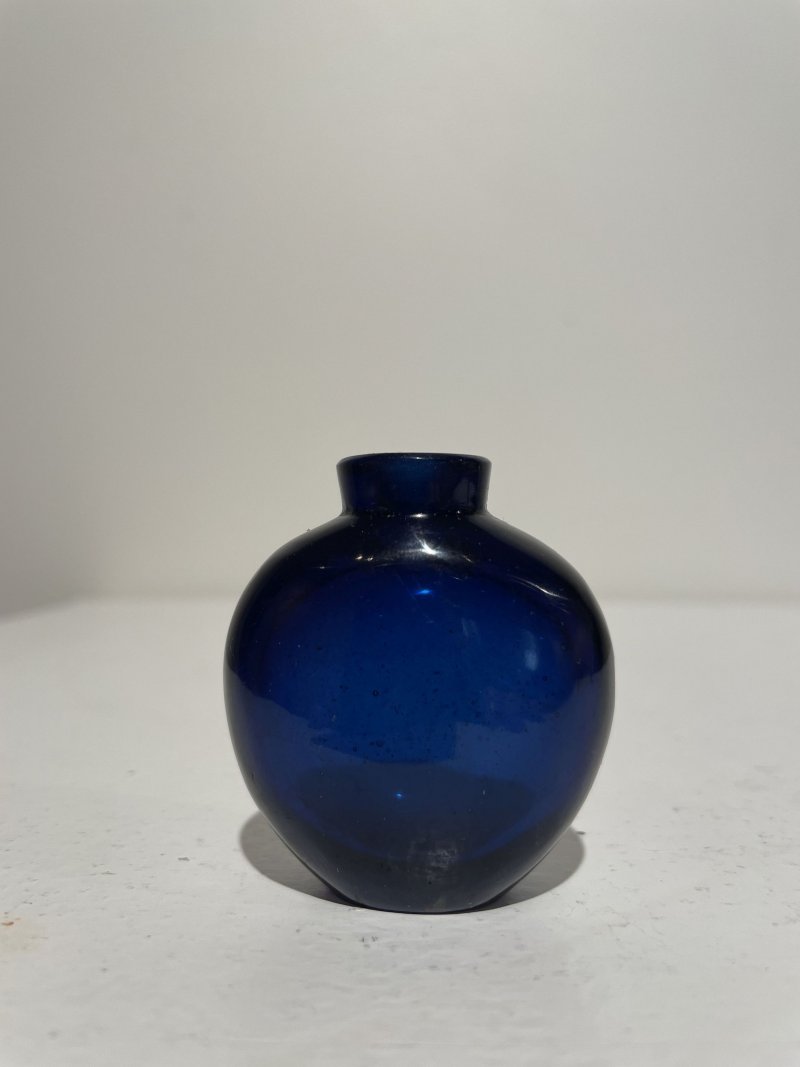十九/二十世紀 透明地套藍玻璃蓮花紋、藍玻璃鼻煙壺二件及鼻煙碟一件 | TWO GLASS SNUFF BOTTLES AND A SNUFF DISH - 图22