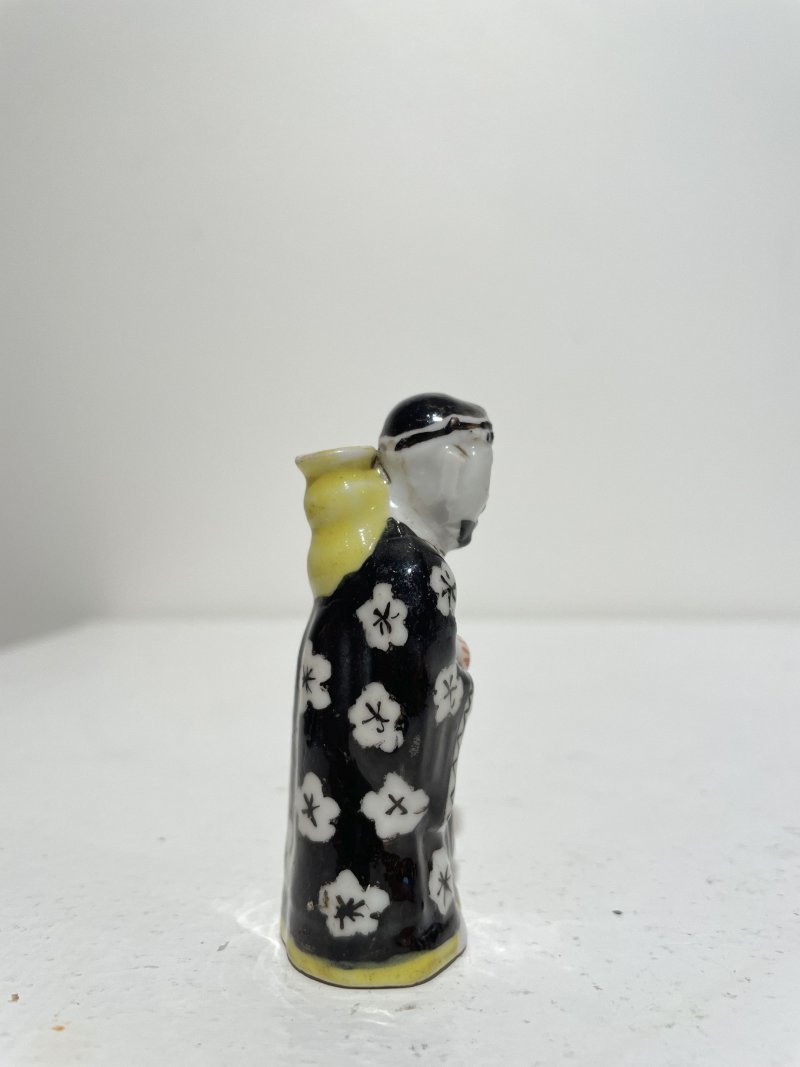 十九/二十世紀 青花庭院仕女紋、青花釉裏紅雙龍戲珠紋、瓷胎立姿童子、臥姿仕女、立姿老者鼻煙壺五件 其三⌈道光年製⌋、⌈乾隆年製⌋青花楷書款 | FIVE CERAMIC SNUFF BOTTLES - 图50