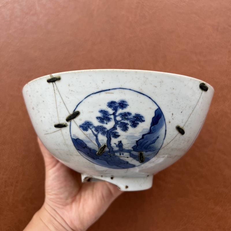 清顺治 “冶园雅制”款暗刻缠枝花开光青花山水人物诗文碗 - 图5