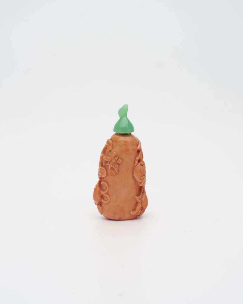 十九世紀 珊瑚鳴蟬瓜葉紋鼻煙壺 鳴蟬隨白芯點睛 | A CORAL 'CICADA AND MELON' SNUFF BOTTLE - 图13