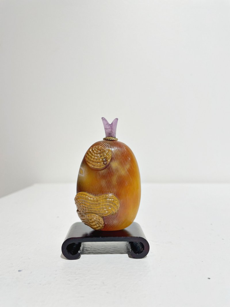 十九世紀 瑪瑙巧雕⌈花生·棗⌋鼻煙壺、紫水晶蓋 | AN AGATE 'JUJUBE AND PEANUT' SNUFF BOTTLE - 图20