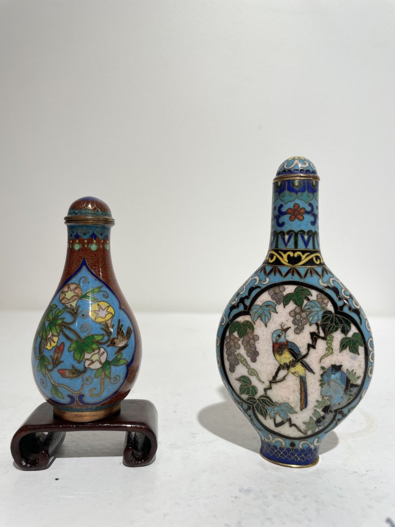 二十世紀 銅胎琺琅花卉、花鳥紋鼻煙壺二件 其一⌈乾隆年製⌋款 | TWO CLOISONNÉ SNUFF BOTTLES - 图34