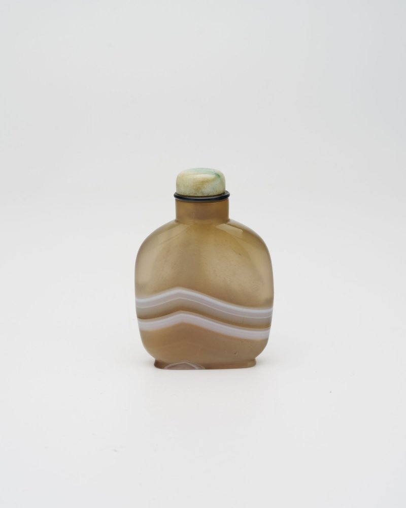 十九世紀 纏絲瑪瑙鼻煙壺、翡翠蓋 | A STRIATED AGATE SNUFF BOTTLE