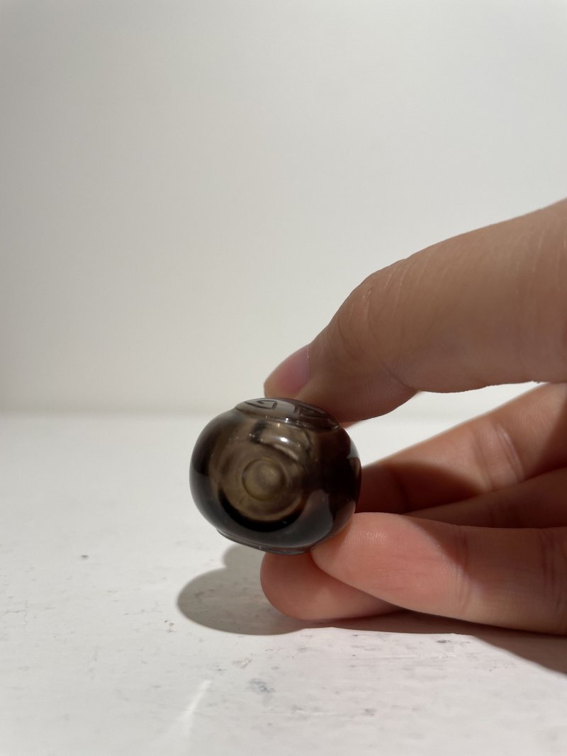 十九世紀 煙晶福壽葫蘆形鼻煙壺 | A SMOKEY CRYSTAL GOURD-SHAPED 'BAT AND SHOU CHARACTER' SNUFF BOTTLE - 图3