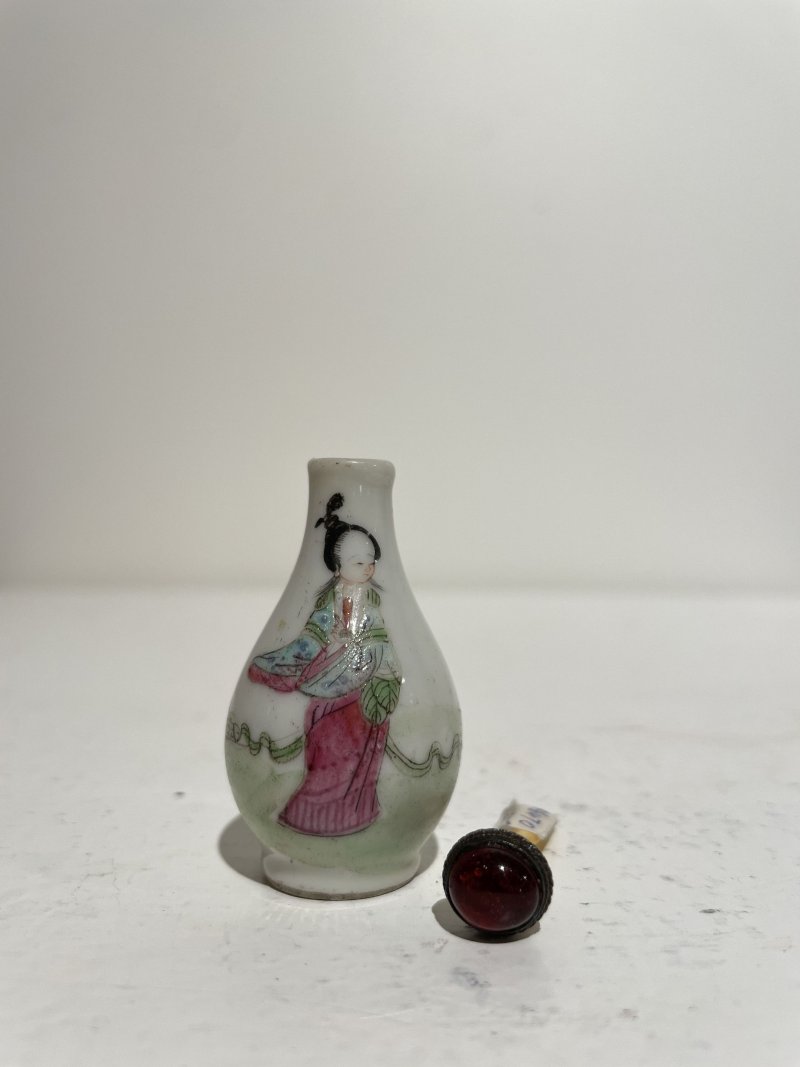 十九/二十世紀 粉彩仕女紋鼻煙壺及煙碟 （壺）⌈道光年製⌋礬紅楷書款 | A FAMILLE ROSE 'LADY' SNUFF BOTTLE AND A SNUFF DISH - 图11