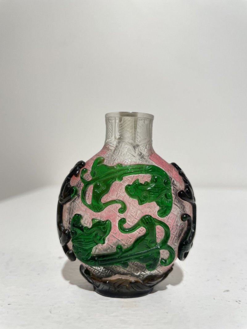 晚清 透明地套雙色玻璃螭龍紋鼻煙壺 | A MULTI-COLOUR OVERLAY GLASS 'CHI-DRAGON' SNUFF BOTTLE - 图16