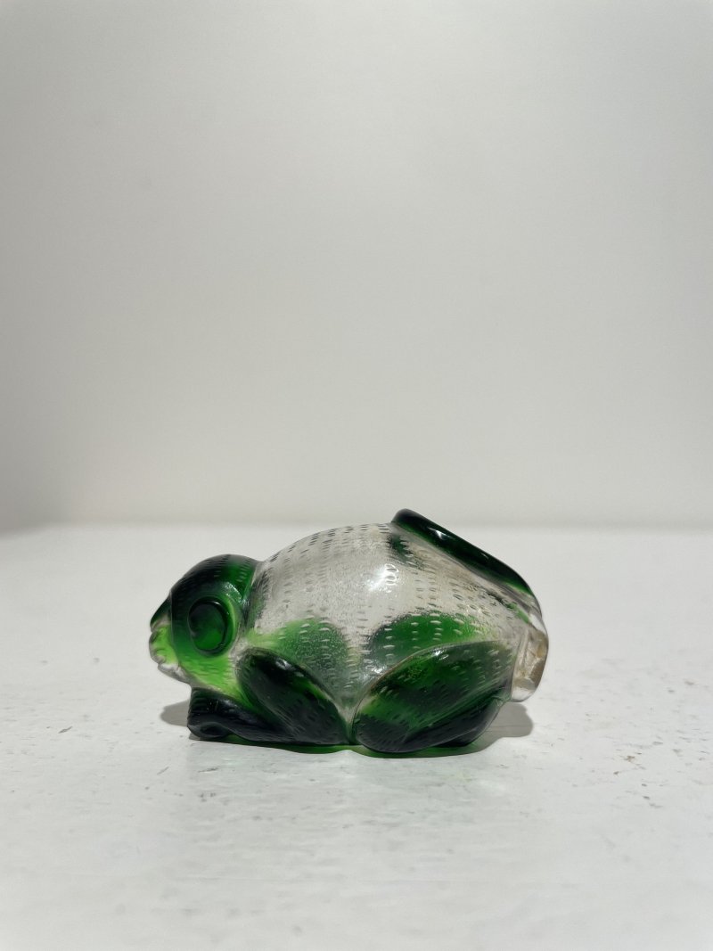 十九世紀 玻璃「猴」、「犬」、「羊」鼻煙壺三件 | THREE BI-COLOUR GLASS 'ZODIAC ANIMALS' SNUFF BOTTLES - 图21
