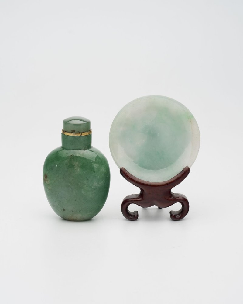 （壺）十九世紀 翡翠鼻煙壺及煙碟 | A GREEN JADEITE SNUFF BOTTLE AND A SNUFF DISH - 图15