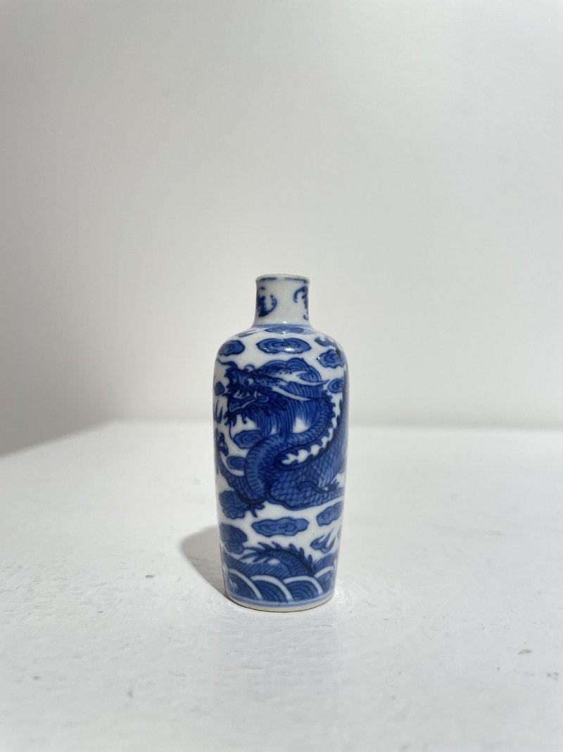 晚清 青花海水龍紋鼻煙壺 | A BLUE AND WHITE 'DRAGON' SNUFF BOTTLE - 图12