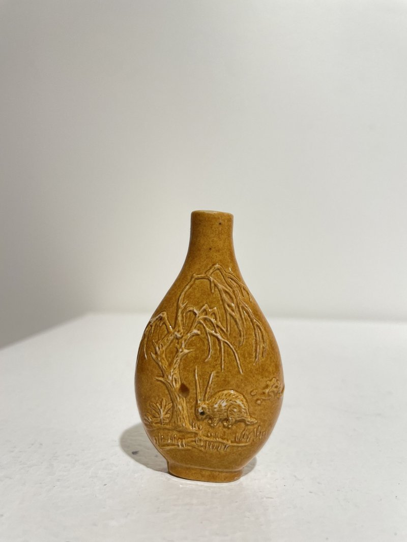 晚清至民國 瓷胎琥珀釉柳蔭兔紋鼻煙壺 | A MOULDED AND AMBER-GLAZED BISCUIT 'RABBIT' SNUFF BOTTLE - 图24