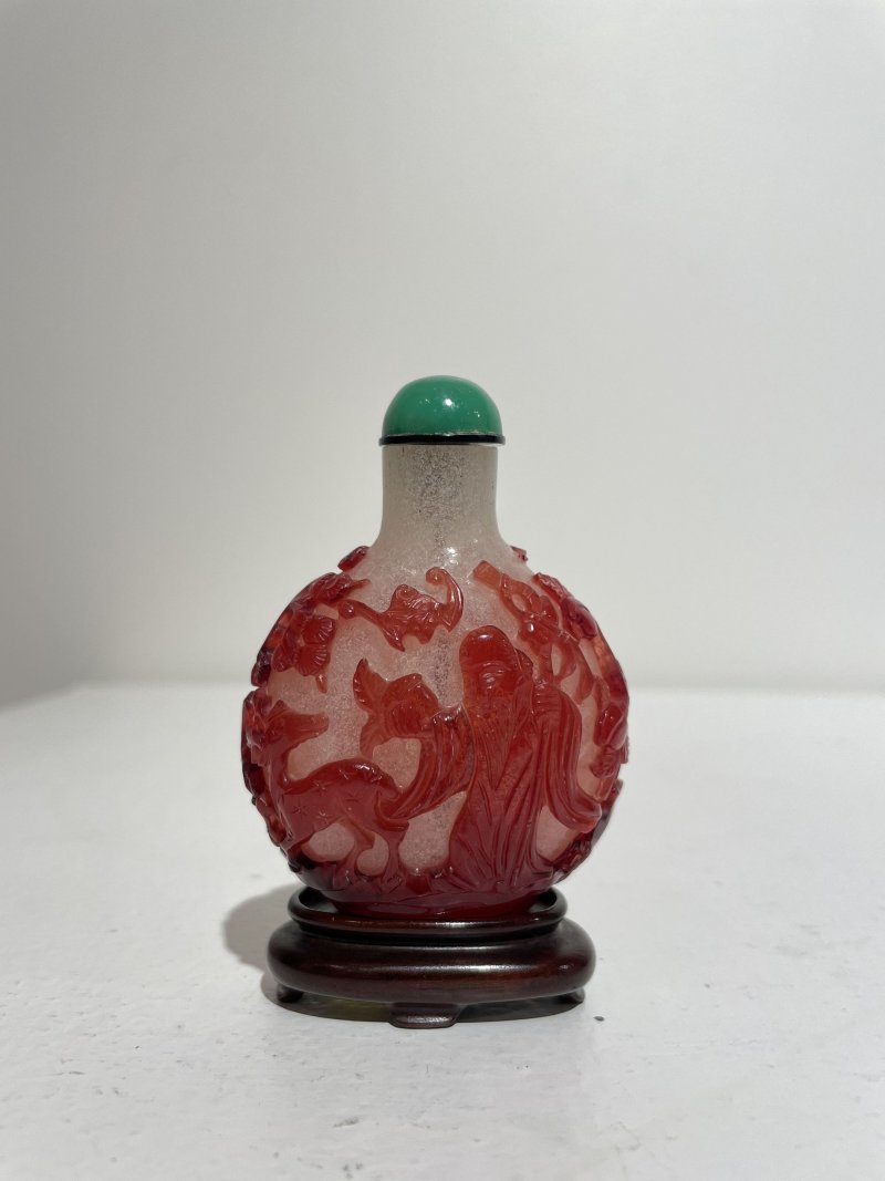 十九世紀 珍珠地套紅玻璃⌈松鶴延年⌋鼻煙壺 | A RED OVERLAY GLASS 'LONGEVITY' SNUFF BOTTLE - 图28