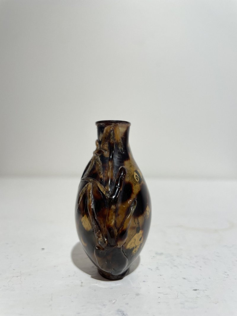 二十世紀中期 玳瑁内繪熊貓紋鼻煙壺 | AN INSIDE PAINTED TORTOISESHELL 'PANDA' SNUFF BOTTLE - 图11
