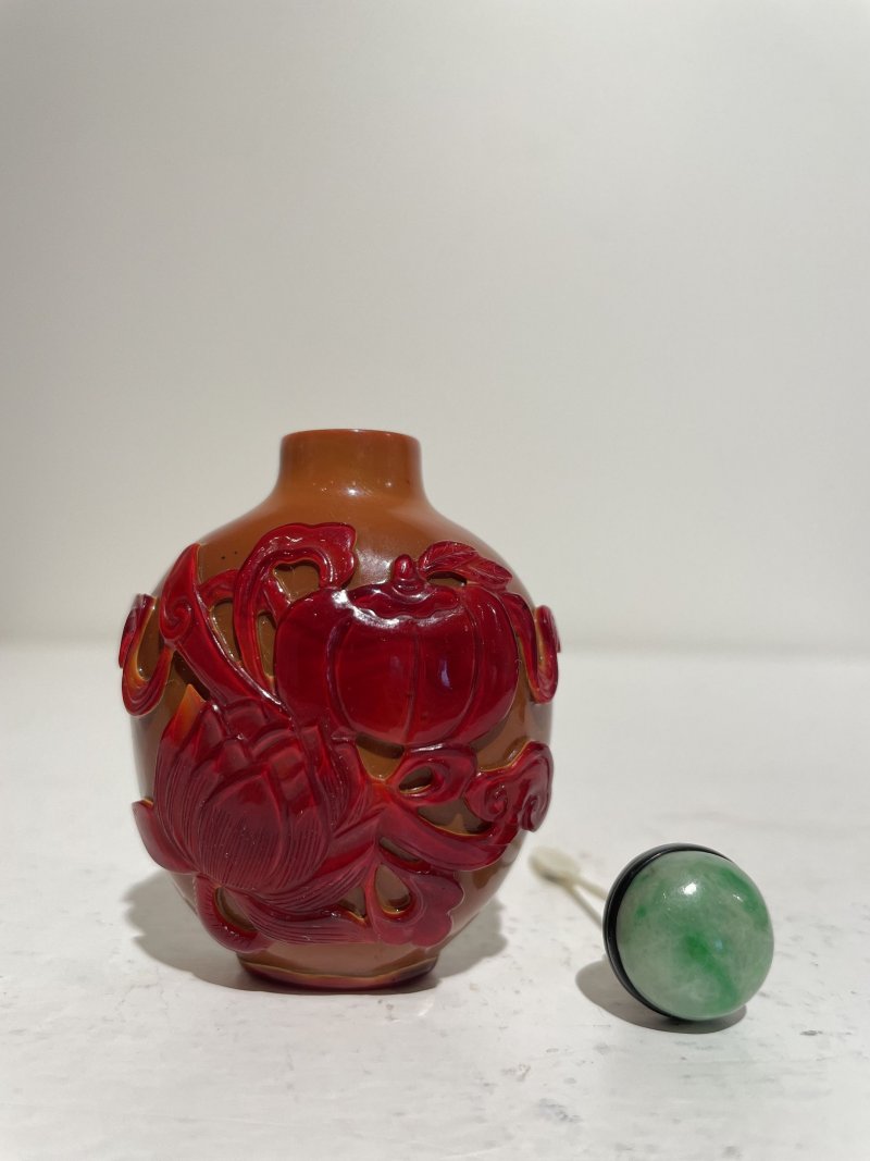 晚清至民國 琥珀套紅玻璃⌈瓜瓞綿綿⌋鼻煙壺、翡翠蓋 | A RED OVERLAY AMBER GLASS 'MELON AND LOTUS' SNUFF BOTTLE - 图19