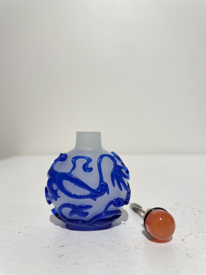 十九/二十世紀 白地套藍玻璃行龍紋、人物紋、仙翁駕鹿紋、團壽紋鼻煙壺四件 | FOUR BLUE OVERLAY GLASS SNUFF BOTTLES - 图29