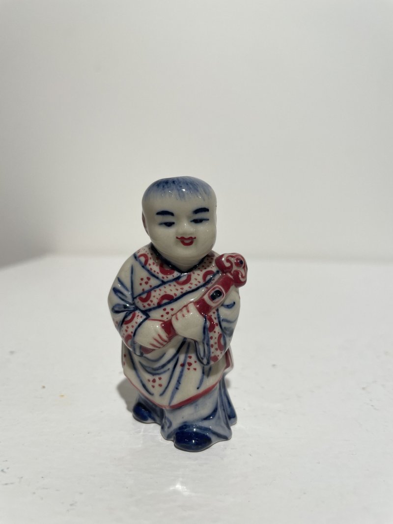 十九/二十世紀 青花庭院仕女紋、青花釉裏紅雙龍戲珠紋、瓷胎立姿童子、臥姿仕女、立姿老者鼻煙壺五件 其三⌈道光年製⌋、⌈乾隆年製⌋青花楷書款 | FIVE CERAMIC SNUFF BOTTLES - 图26