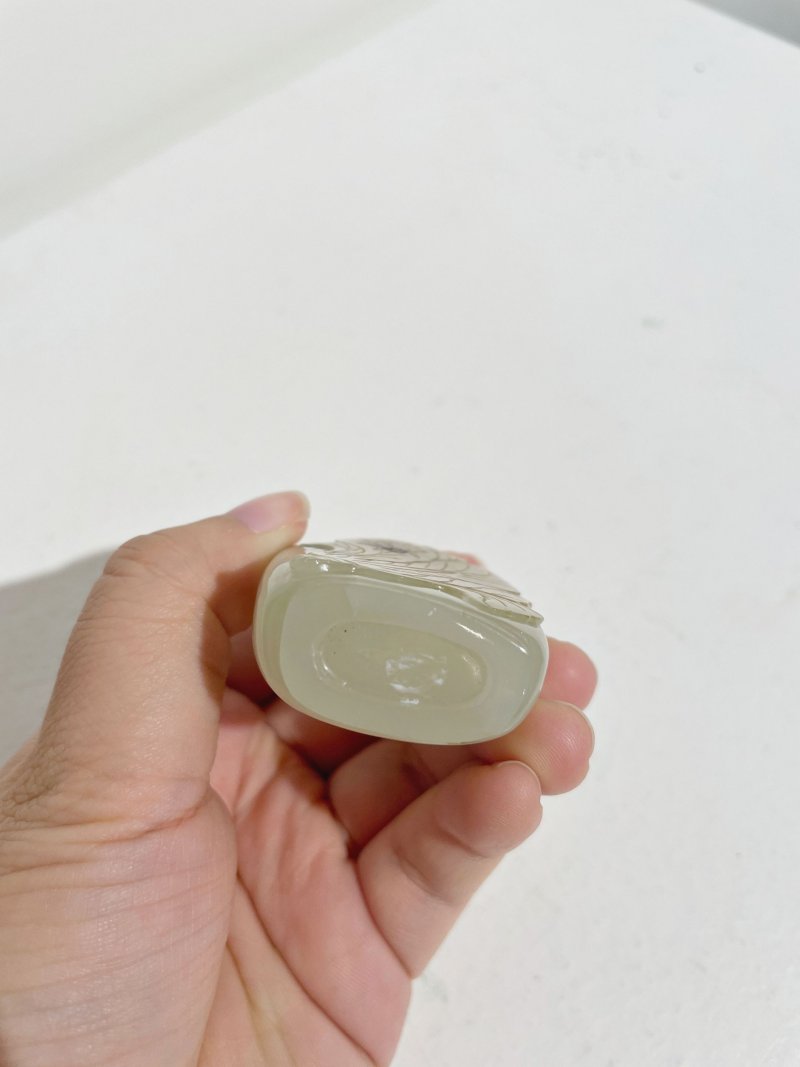 十九/二十世紀 白玉褐沁⌈百財⌋鼻煙壺 | A GREENISH WHITE JADE 'CABBAGE' SNUFF BOTTLE WITH RUSSET INCLUSION - 图15