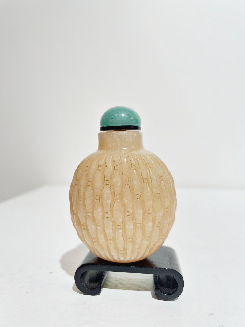 十九/二十世紀 黃玉竹簍紋鼻煙壺、翡翠蓋 | A YELLOW JADE 'WOVEN BASKET' SNUFF BOTTLE - 图22