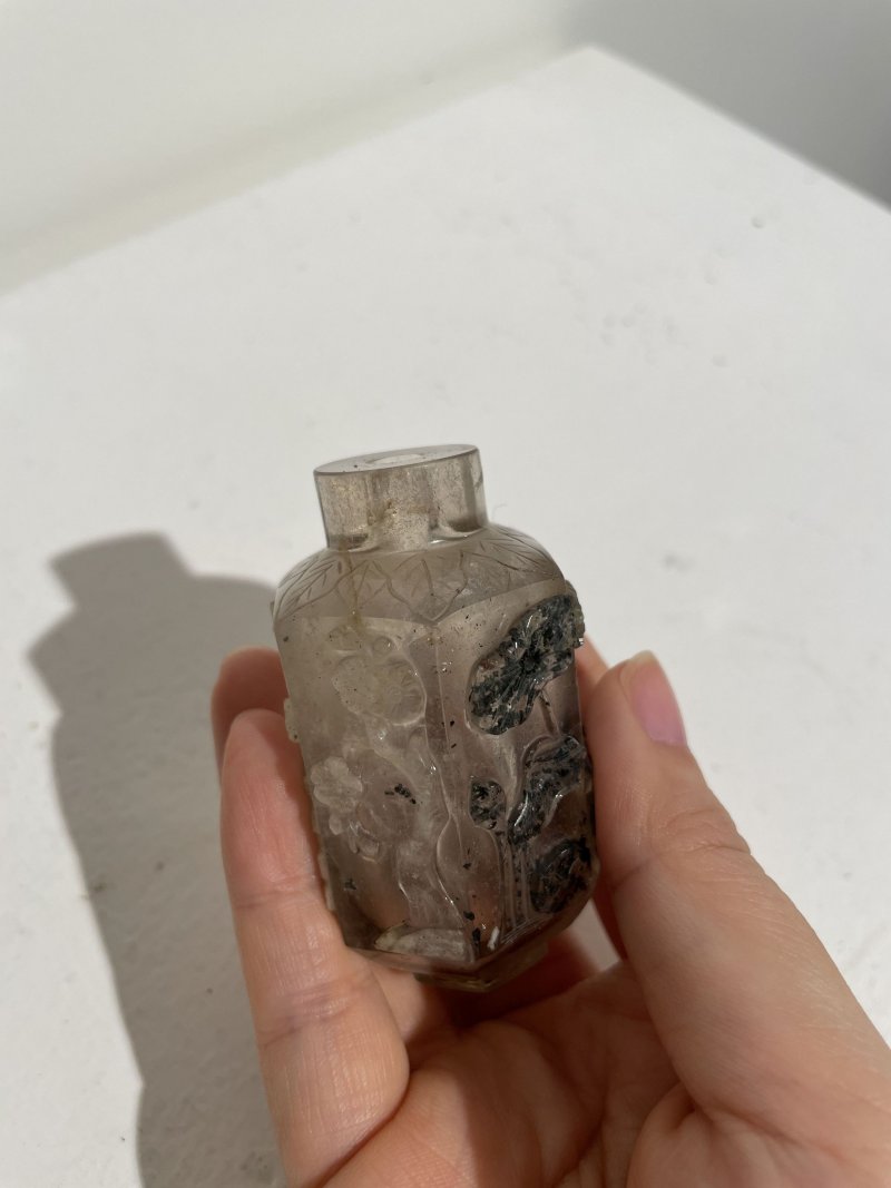 晚清至民國 煙晶六棱巧色花鳥紋鼻煙壺、珊瑚鑲（或）米珠蓋 | A HEXAGONAL SMOKY QUARTZ 'BIRDS AND LANDSCAPES' SNUFF BOTTLE - 图24