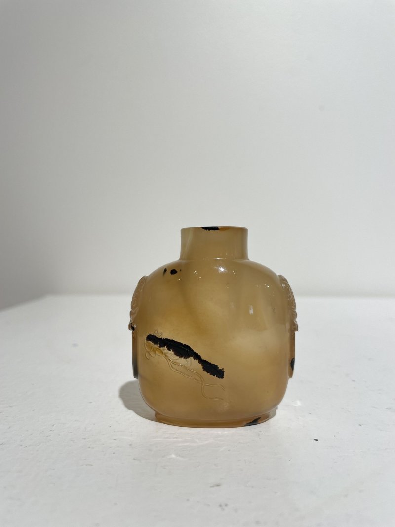 十九世紀 影瑪瑙⌈松鼠葡萄⌋鼻煙壺 | A SHADOW AGATE 'SQUIRREL AND GRAPES' SNUFF BOTTLE - 图18