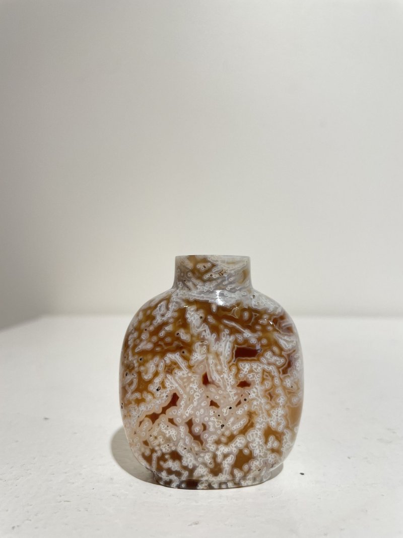 十九世紀 灯心草瑪瑙鼻煙壺、珊瑚點翡翠蓋 | A 'MACARONI' AGATE SNUFF BOTTLE - 图5
