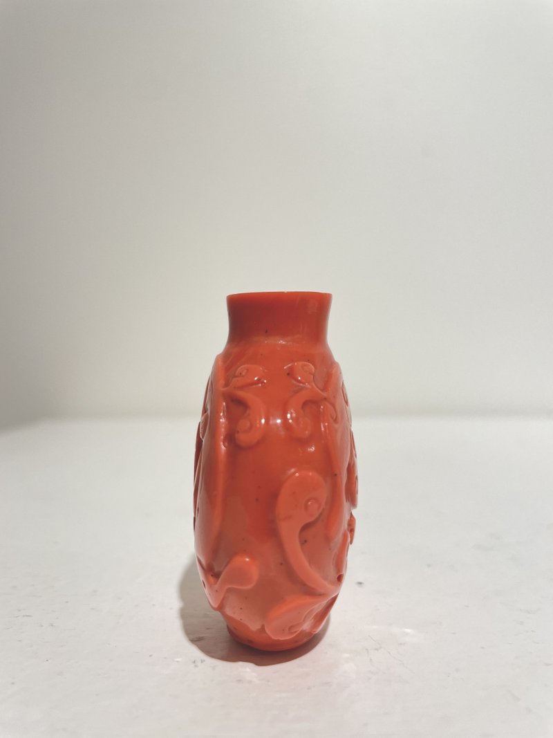 十九世紀 料仿珊瑚螭龍紋鼻煙壺 | A GLASS 'CHI DRAGON' SNUFF BOTTLE IMITATING CORAL - 图11