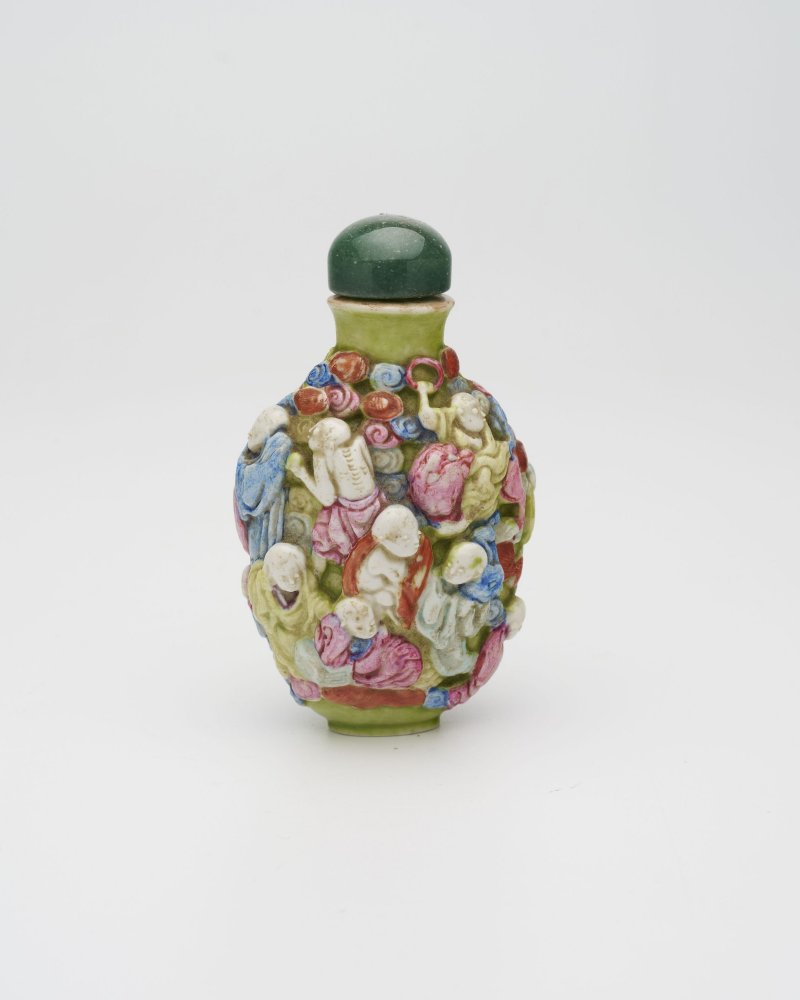 十九世紀 粉彩⌈十八羅漢⌋鼻煙壺 | A FAMILLE ROSE MOULDED 'ARHAT' SNUFF BOTTLE - 图3