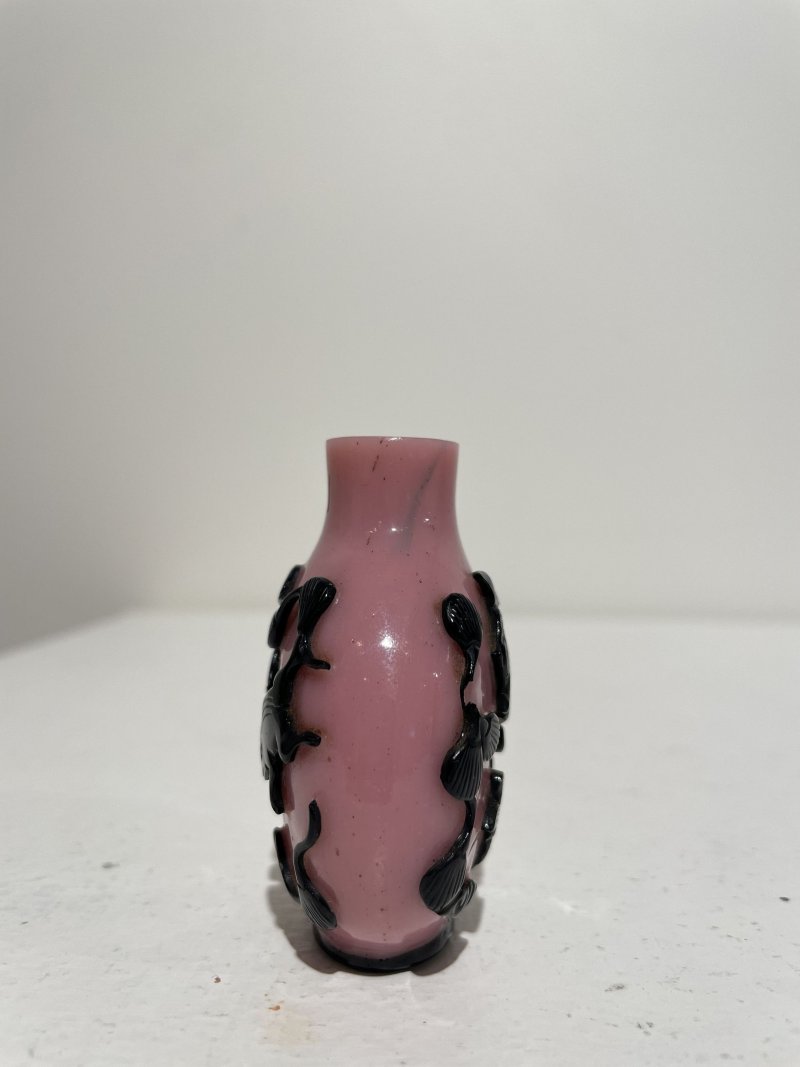 晚清至民國 粉地套黑玻璃⌈金玉滿堂⌋鼻煙壺 | A BLACK OVERLAY PINK GLASS 'GOLDFISH' SNUFF BOTTLE - 图23