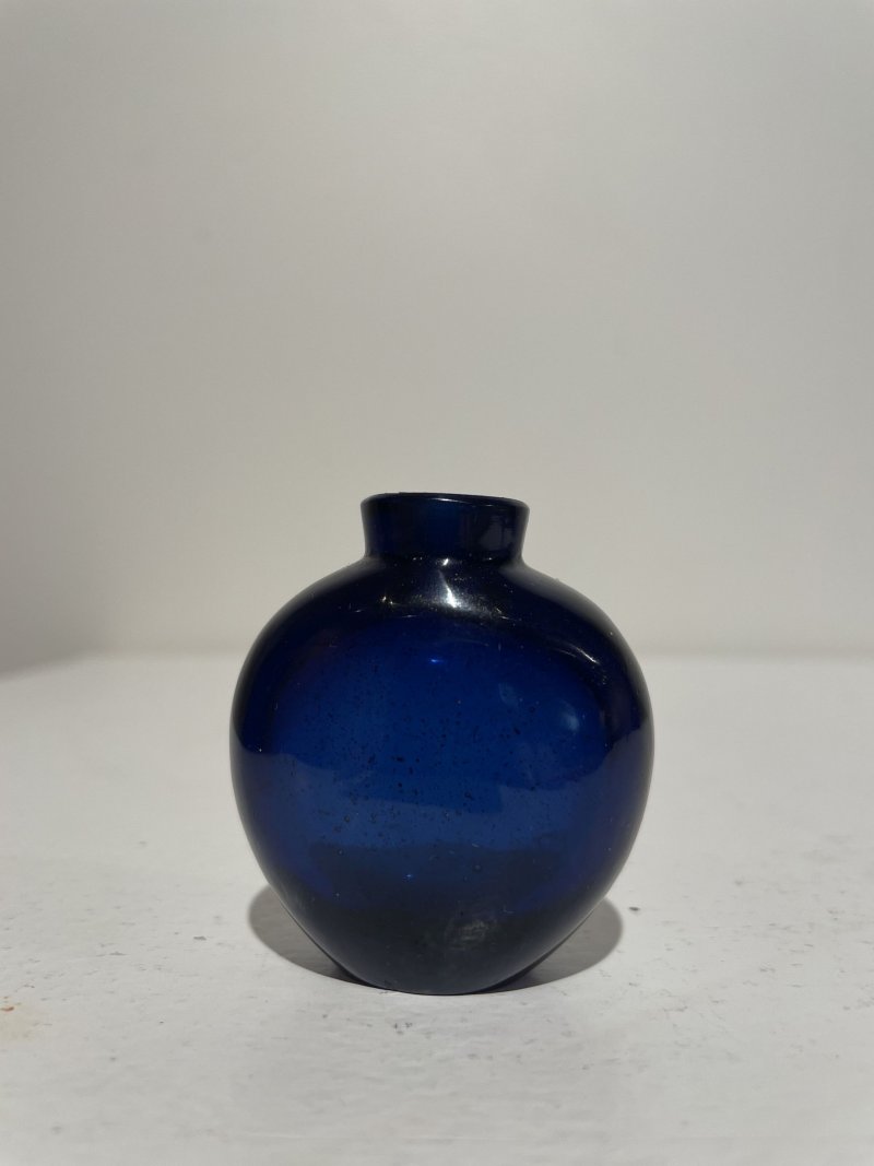 十九/二十世紀 透明地套藍玻璃蓮花紋、藍玻璃鼻煙壺二件及鼻煙碟一件 | TWO GLASS SNUFF BOTTLES AND A SNUFF DISH - 图23