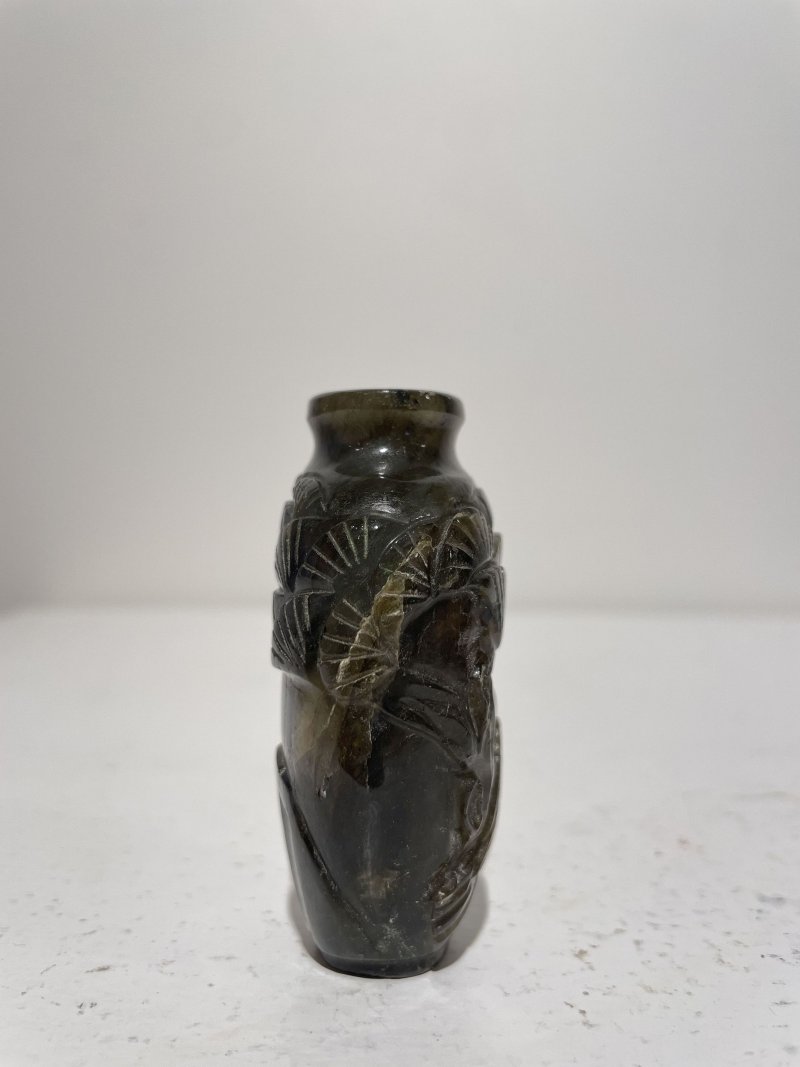 十九/二十世紀 青金石、碧玉、瑪瑙、硬石、雙色料仿綠松石鼻煙壺五件及鼻煙碟一件 | FIVE SNUFF BOTTLES AND A SNUFF DISH - 图13