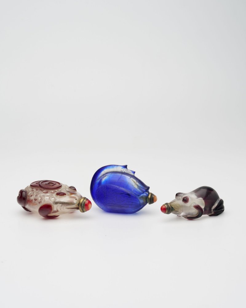 十九/二十世紀 玻璃「鵝」、「蛙」、「蟾蜍」鼻煙壺三件 | THREE GLASS SNUFF BOTTLES