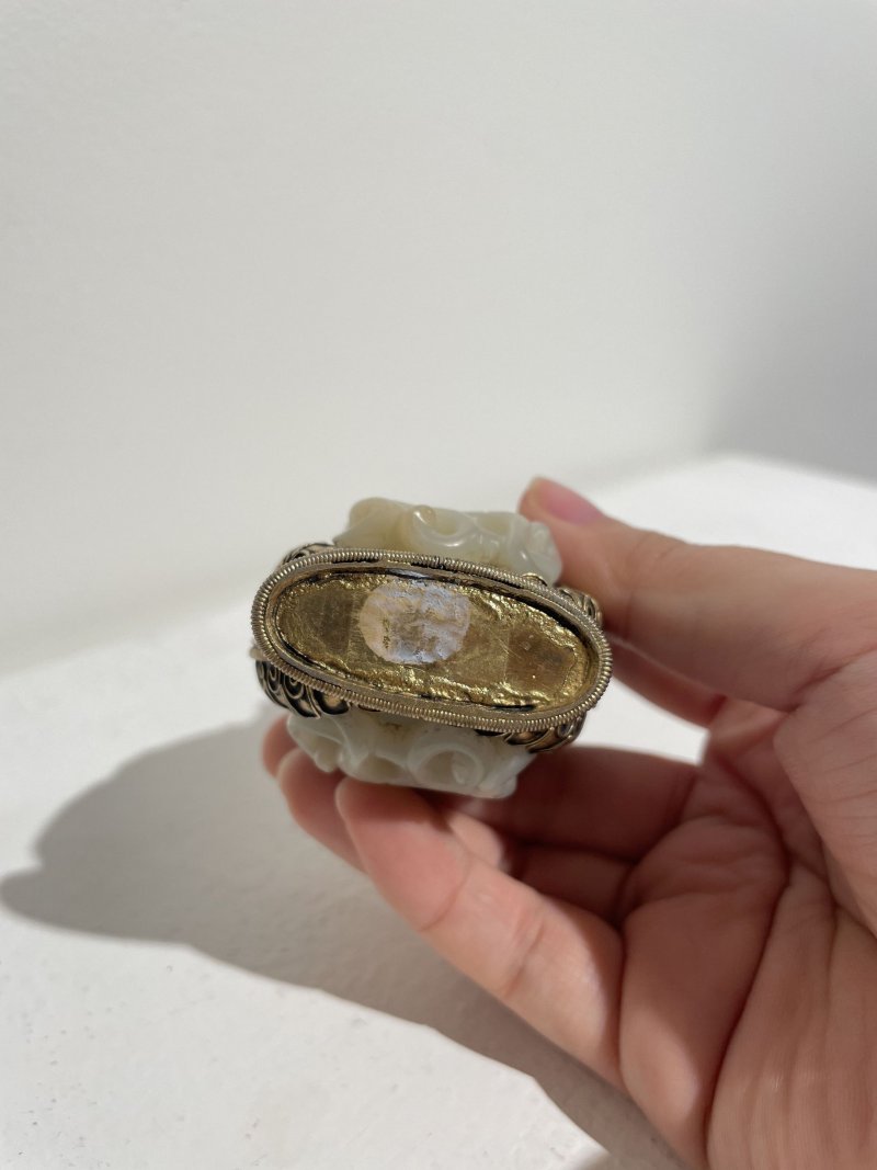 十八/十九世紀 白玉螭龍紋包銅鑲珊瑚綠松鼻煙壺 | A WHITE JADE 'CHI-DRAGON' SNUFF BOTTLE WITH INLAID AND GILT COPPER ENCASING - 图5