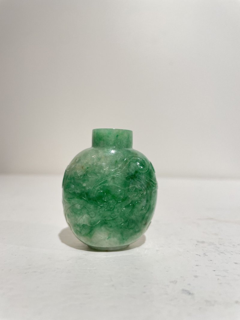 十九世紀 翡翠龍紋鼻煙壺、珊瑚蓋 | AN APPLE-GREEN AND WHITE JADEITE 'DRAGON' SNUFF BOTTLE - 图16