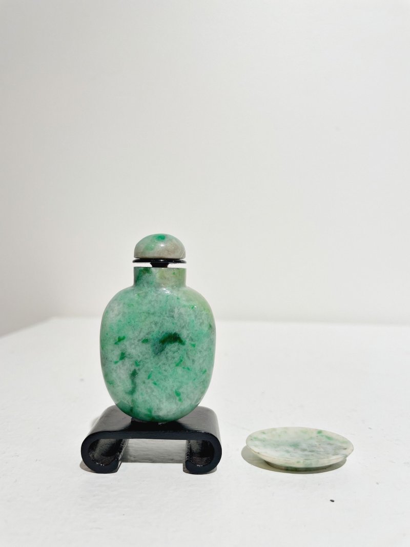 十九/二十世紀 翠玉光素鼻煙壺及煙碟 | A MOTTLED GREEN JADEITE SNUFF BOTTLE AND A SNUFF DISH - 图11