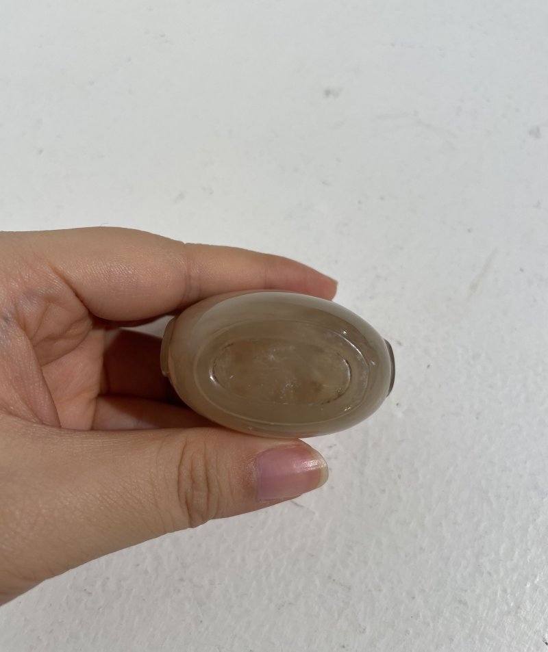 十九/二十世紀 碧石光素、瑪瑙光素鼻煙壺二件 | A JASPER AND AN AGATE SNUFF BOTTLE - 图3