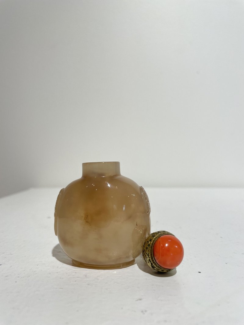 十九/二十世紀 碧石光素、瑪瑙光素鼻煙壺二件 | A JASPER AND AN AGATE SNUFF BOTTLE - 图26