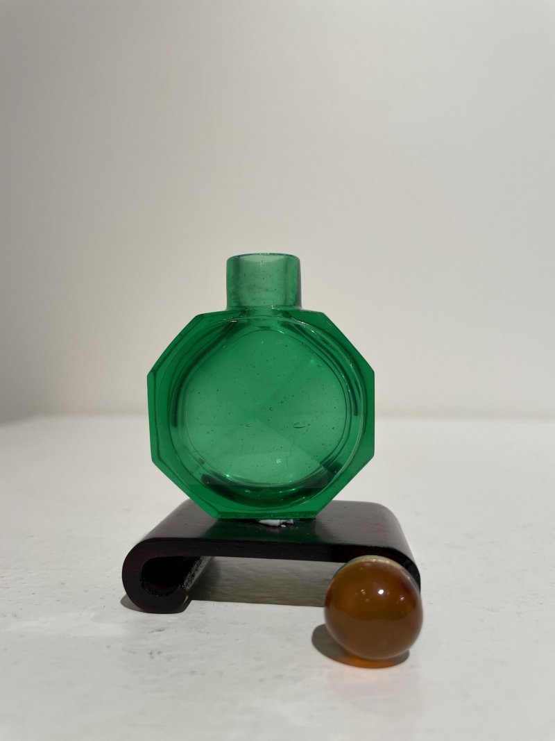 十九世紀中期 綠玻璃八楞式鼻煙壺 ⌈道光年製⌋刻款 | A FACETED GREEN GLASS SNUFF BOTTLE - 图10