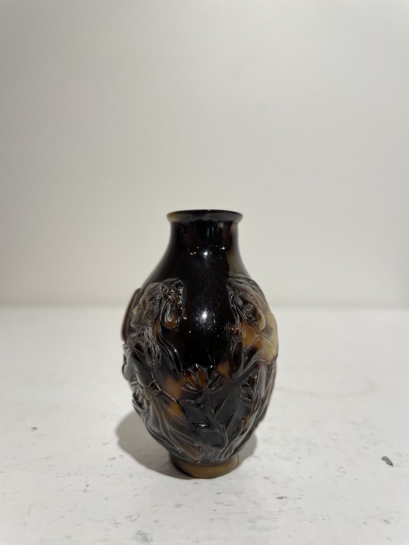 晚清 玳瑁西洋人物紋鼻煙壺 | A TORTOISESHELL 'EUROPEAN SUBJECTS' SNUFF BOTTLE - 图6